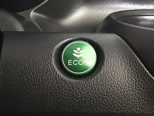 ★ECONスイッチ★　エコドライブを加速しよう！スイッチをONにすると、運転の仕方によるロスを抑え込み燃費をよくするようクルマが頑張ります（＊＾ー＾＊）燃費向上にチャレンジ♪