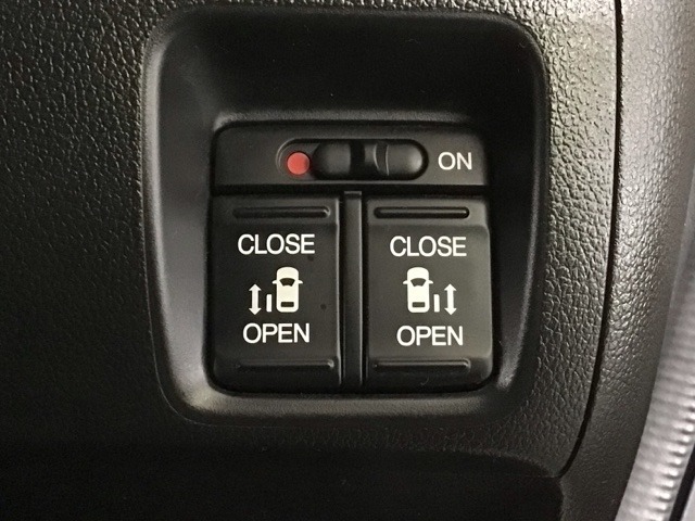 【両側パワースライドドア】両側がパワースライドドアになっており、運転席のスイッチやスマートキーでも開閉が可能です！開口部も広いので乗り降りも楽々♪