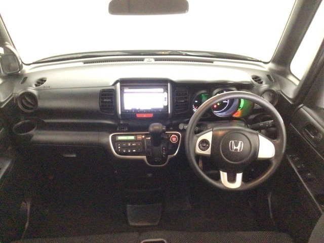 【前方視界】開放的な前方視界！運転がしやすく疲れにくいです♪窓が大きく、見通しがとっても良いおクルマですよ♪