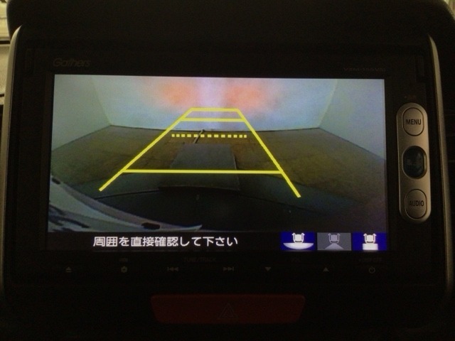 【バックカメラ】運転が苦手な方も車庫入れラクラクです！ギアをリバースに入れれば自動的に切り換わりますので、面倒な操作は不要です♪狭い駐車場もお車を傷つけず安心ですね！