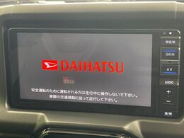 【純正ナビ】人気の純正ナビを装備しております。ナビの使いやすさはもちろん、オーディオ機能も充実！キャンプや旅行はもちろん、通勤や買い物など普段のドライブも楽しくなるはず♪