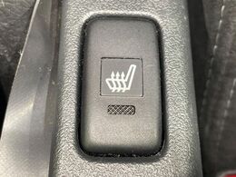 【シートヒーター】寒い日に重宝するシートヒーター！エアコンより早く温まってくれるので寒がりの人も安心ですね♪エアコンの温風は乾燥するから苦手、という方にもをおすすめです。