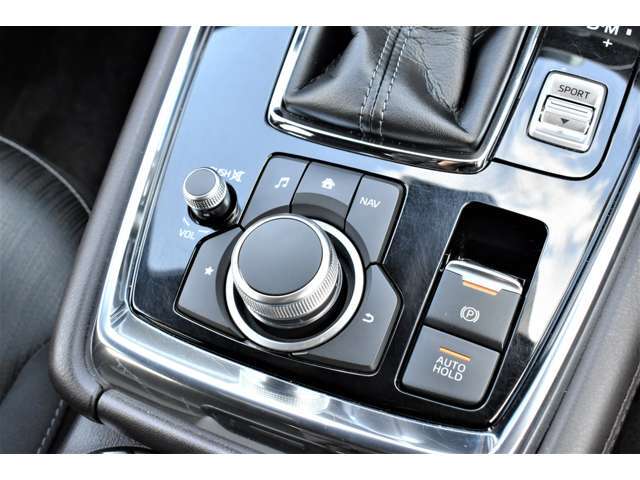 スイッチ操作で作動できる電動サイドブレーキを装備！また、信号待ちなどの停車時にブレーキペダルから足を離しても停車状態を維持することができるブレーキオートホールドスイッチも装備しています。