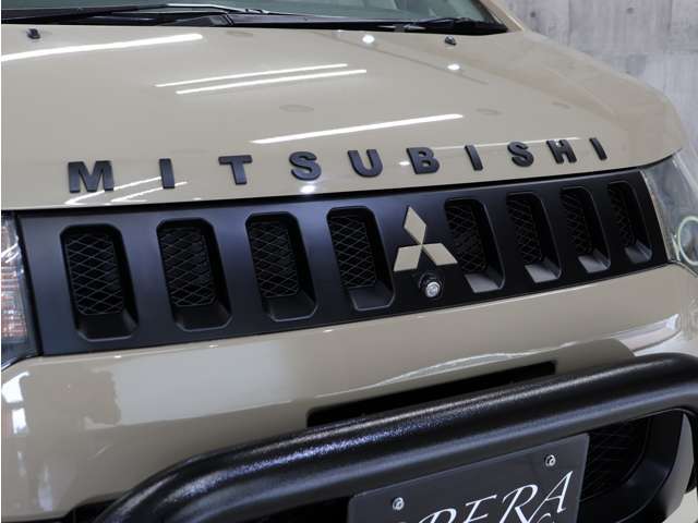 グリル上部に人気のクラシックMITSUBISHIエンブレムを装着し、マットブラック塗り分けペイントで当店こだわりのカスタムを施しております。