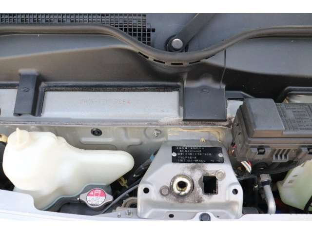 ボディはもちろん室内やエンジンルームに至るまで専門スタッフによるクリーニングを徹底的に行なっております。