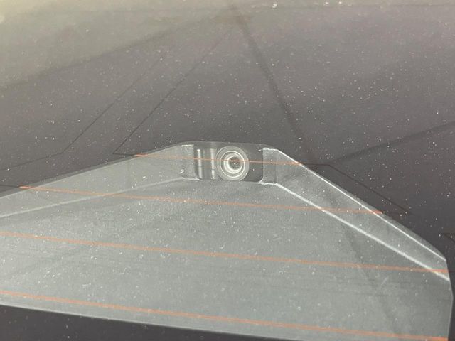 【プリクラッシュセーフティ】前方の車両等を検知し、衝突しそうな時は警報で注意を促し、ブレーキを踏む力をサポート。ブレーキを踏めなかった場合は衝突被害軽減ブレーキが作動、衝突回避をサポートします。