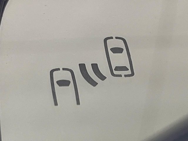 【ブラインドスポットモニター】走行中、ドアミラーの死角になりやすい箇所に後続車が接近するとサイドミラーのレンズに警告を表示！ドライバーに注意喚起をしてくれます。