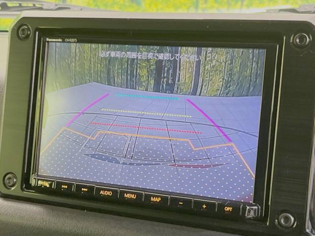 【バックカメラ】駐車時に後方がリアルタイム映像で確認できます。大型商業施設や立体駐車場での駐車時や、夜間のバック時に大活躍！運転スキルに関わらず、今や必須となった装備のひとつです！