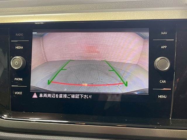 【カラーバックモニター】を装備しております。リアの映像がカラーで映し出されますので日々の駐車も安心安全です。
