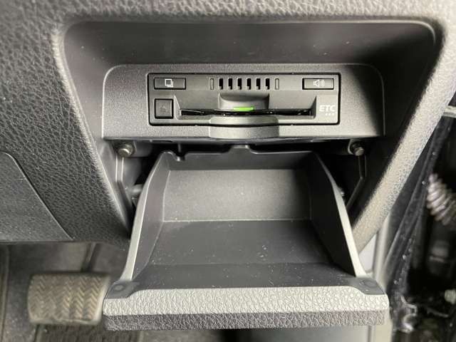 【ETC】有料道路を利用する際に料金所で停止することなく通過できる、ETC車載器（ノンストップ自動料金収受システム機器）が装備されています。セットアップを行うことで利用可能になります。