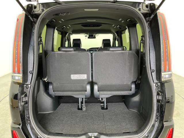 【トランク】積み込みやすくて、たっぷり積める荷室です。シートアレンジできるものは、乗車人数と荷物の量や大きさによってシートを動かすことができるので、より快適なドライブが可能です！