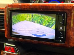 【バックカメラ】駐車時に後方がリアルタイム映像で確認できます。大型商業施設や立体駐車場での駐車時や、夜間のバック時に大活躍！運転スキルに関わらず、今や必須となった装備のひとつです！