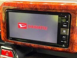 【純正ナビ】人気の純正ナビを装備しております。ナビの使いやすさはもちろん、オーディオ機能も充実！キャンプや旅行はもちろん、通勤や買い物など普段のドライブも楽しくなるはず♪