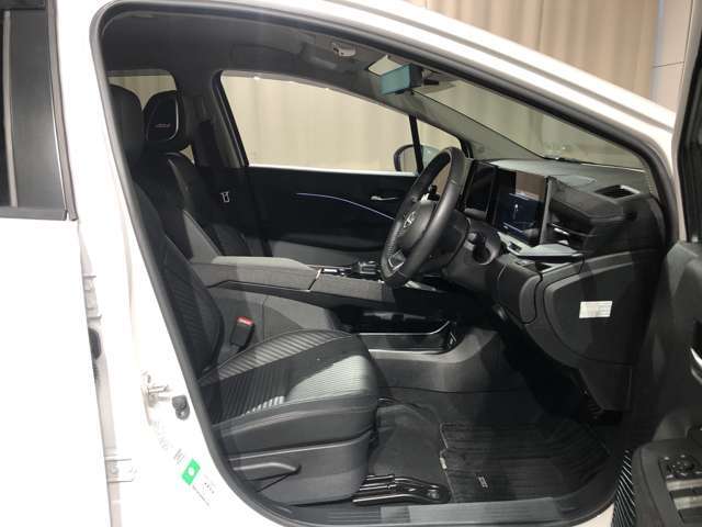 運転席も広々でゆったりとした気分で運転できます☆