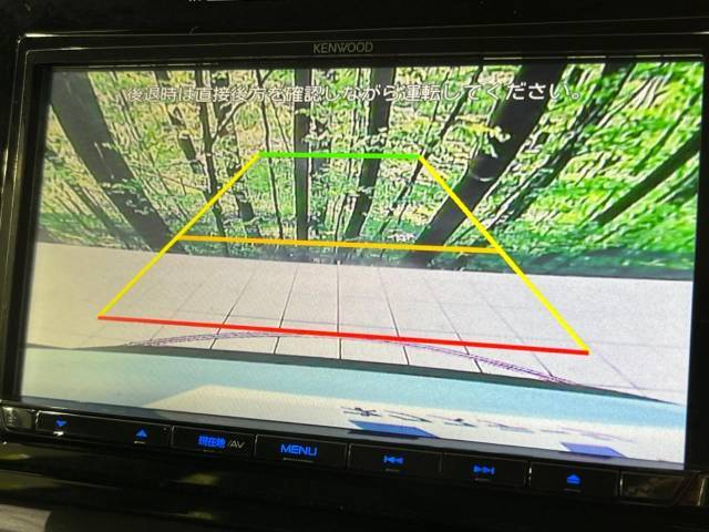 【バックカメラ】駐車時に後方がリアルタイム映像で確認できます。大型商業施設や立体駐車場での駐車時や、夜間のバック時に大活躍！運転スキルに関わらず、今や必須となった装備のひとつです！