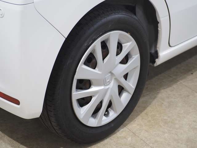 タイヤのホイールの細かいところまでキレイいにしてからお渡しします！