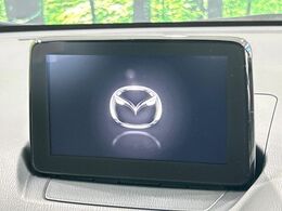 【マツダコネクトナビ】車内の雰囲気にマッチした一体型タイプのナビ。各種車輌設定やBluetooth再生等、様々な機能が楽しめます。直感的なダイヤル操作が可能で、使い勝手も良好です。