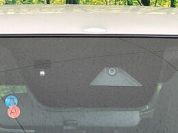 【i-ACTIVESENSE】走行中に前方の車両等を認識し、衝突しそうな時は警報とブレーキで衝突回避と被害軽減をアシスト。より安全にドライブをお楽しみいただけます。