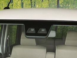 【スマートアシスト】走行中に前方の車両等を認識し、衝突しそうな時は警報とブレーキで衝突回避と被害軽減をアシスト。より安全にドライブをお楽しみいただけます。