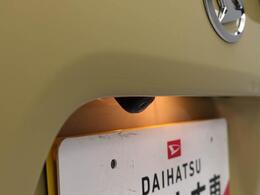 バックカメラ：運転席から見えにくい車の後方をカメラの映像を通して確認できます。駐車や切り返しが安心して行えます。（連動するナビ等の取り付けが必要になります）