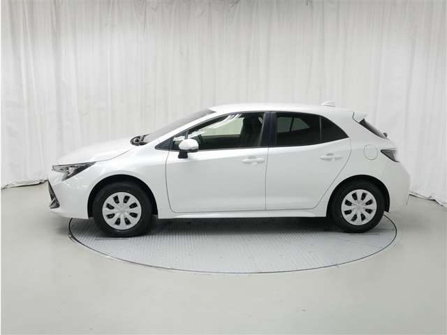 4WDシステムを搭載。オフロードや雪道などの滑りやすい路面でも安心して走行できます。