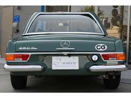 当車両は1969年モデルの280SL（W113）になり、H2年3月に日本国内登録が行われた並行車両になります