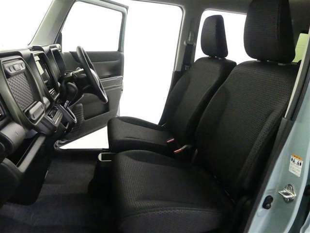高いホールド性で運転姿勢が安定します。長距離ドライブでも疲れにくいのが魅力です。快適なドライビングライフをお送りください♪