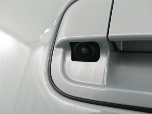 バックカメラが付いているので後方確認が非常にしやすいです。今や運転初心者も熟練者も必須装備！ついていて損はないですね♪