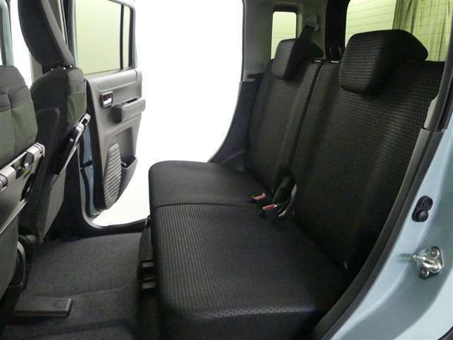 ゆとりある広々とした車内空間は、ドライブを始め買い物やレジャーなど、幅広く活躍します。一人でもみんなとでもお出かけを楽しみましょう！