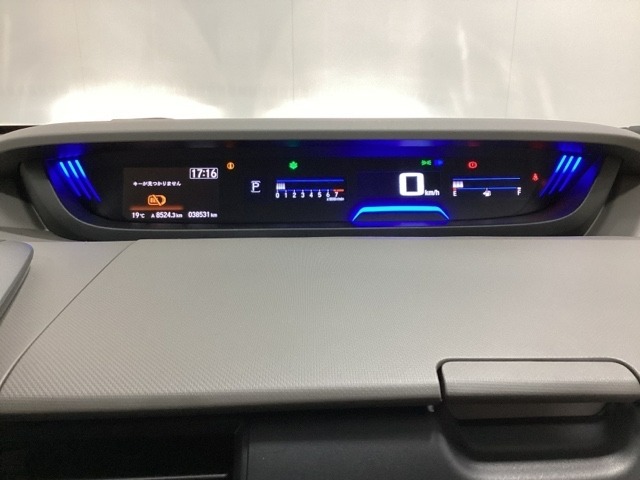 デジタル表示のスピードメーターとタコメーターを大きく配した見やすいメーター部になっています。左側のインフォメーション画面でオドメーターや燃費などの情報を確認できます。