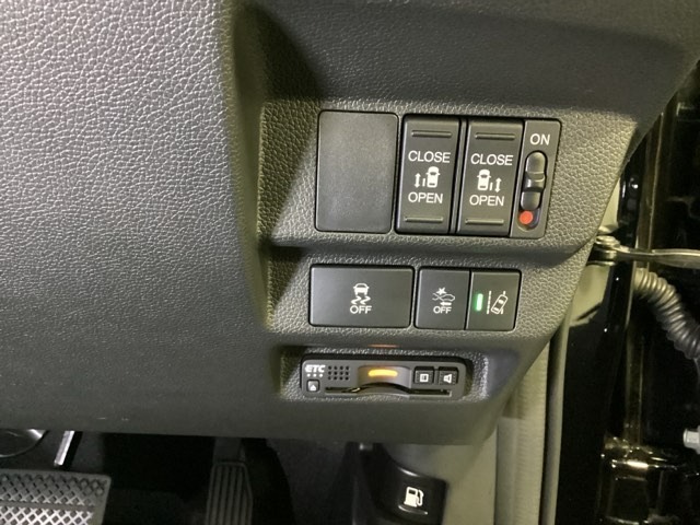 両側電動スライドドアは運転席から操作ができるよう、操作スイッチが付いています。Hondaセンシング用のVSA解除とレーンキープアシストシステムなどのメインスイッチも装備しています。