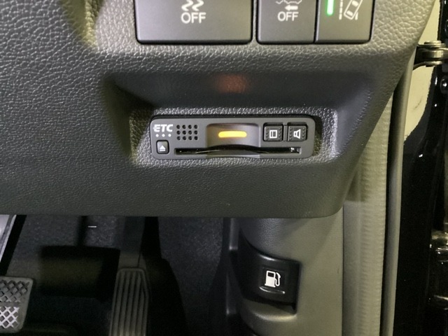 ハンドルの右下にETCがついています。高速道路の料金所の通過も楽々です！。　カードの取り出しもしやすい場所についています。