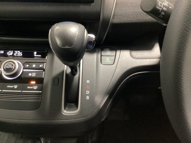 CVT車のセレクトレバーです。低速から高速まで、変速ショックのないスムーズな走りを実現するとともに、エンジン効率のよい領域を維持することで燃費にも貢献します。