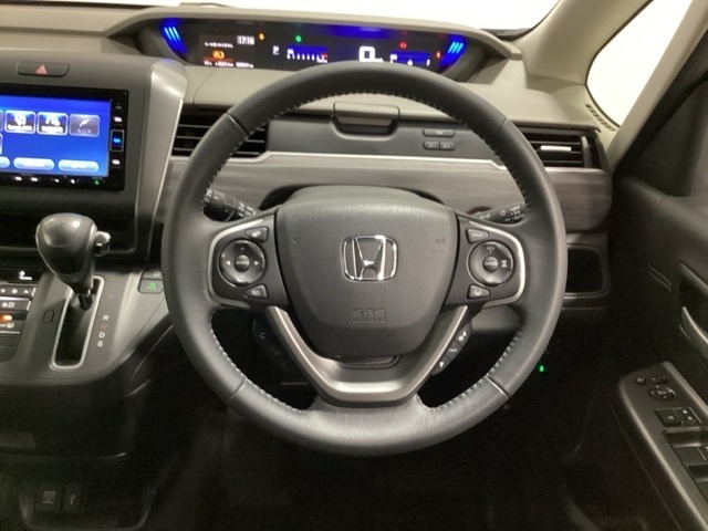 ハンドルにHondaセンシング系のクルーズコントロールやレーンキープアシストなどのスイッチと、オーディオの操作スイッチが装備されています。ハンドルから手を離さず安全に操作できます。