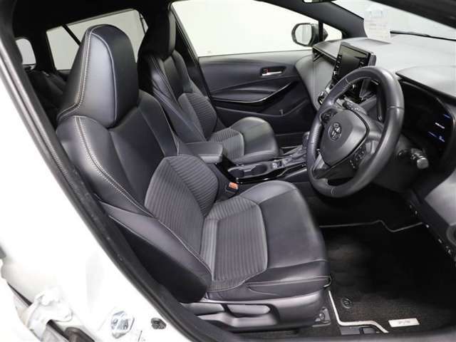 ゆったり室内で運転もしやすいです♪使い勝手の良い配置も考えられています！！