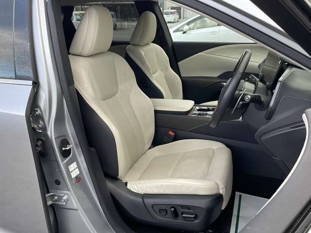 【運転席】座り心地が良いシートなので長時間の運転でも快適にお過ごしいただけます。新品のフロアマットのご注文も可能です。掲載箇所以外にご希望の写真がございましたらお気軽にお問い合わせ下さい。