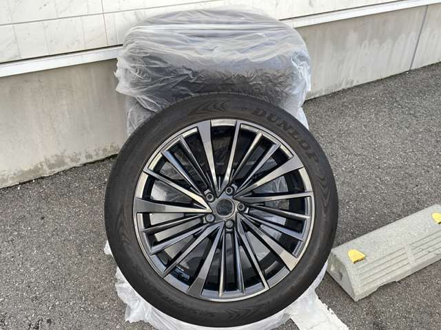 【タイヤ・ホイール】足回りもかっこよく決まってます！社外のアルミやスタッドレスタイヤも取り扱いございます！！ドレスアップもカスタマイズもお任せください！！