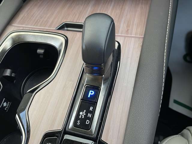 【シフトレバー】シフトも操作しやすく快適なドライブを楽しんでいただけます！