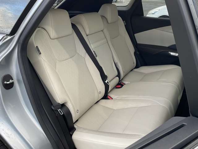 【後部座席】後席もゆったりドライブを楽しめます。ガリバーでご購入いただきましたら、内外装はプロこだわりのクリーニングで清潔なおクルマでご納車させていただきます！店舗での現車確認も承っています！