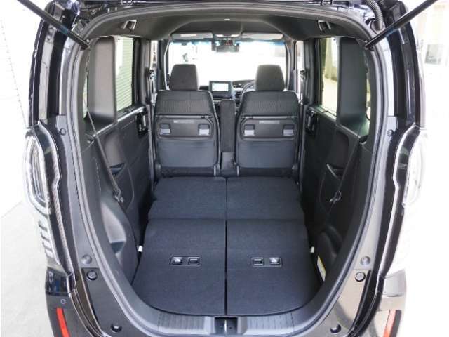 リアシートを使用しない時はこの通り更に広々ラゲッジスペースの出来上がりです、たくさんの荷物が積み込み可能です！