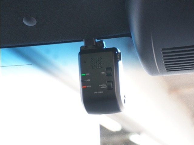 ◆ドライブレコーダー◆映像・音声などを記録する自動車用の装置です。　もしもの事故の際の記録はもちろん、旅行の際の思い出としてドライブの映像を楽しむことができます。