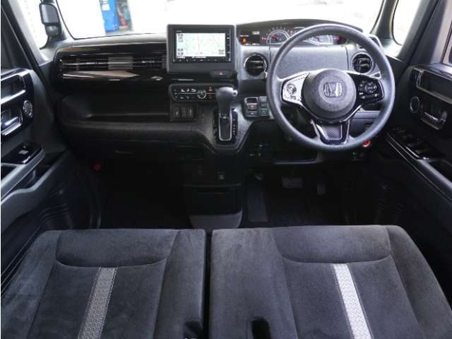視界広々で非常に運転しやすくロングドライブでも疲れを感じさせないすっきりとまとまったインパネ周りです。