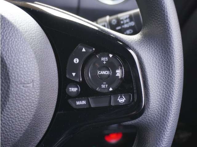 【アダプティブクルーズコントロール】予め設定した車速内でクルマが自動的に加減速。前走車との適切な車間距離を維持しながら追従走行します。【LKAS】車線維持支援システムでステアリング操作を支援。