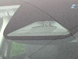 【ホンダセンシング】走行中に前方の車両等を認識し、衝突しそうな時は警報とブレーキで衝突回避と被害軽減をアシスト。より安全にドライブをお楽しみいただけます。