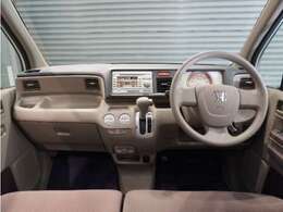 【室内】シートや内装各部への徹底した清掃を実施。