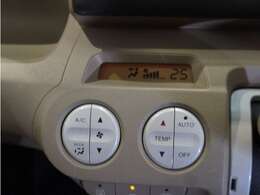 【オートエアコン】温度を設定すれば自動で快適な車内温度を保ちます。エアコン内部の高性能脱臭フィルターで車内のアレルゲンや花粉を除去。