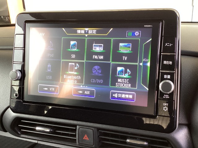 ナビゲーションは日産純正8インチメモリーナビを装着しております。AM、FM、CD、DVD再生、Bluetooth、音楽録音再生、フルセグTVがご使用いただけます。初めて訪れた場所でも安心ですね！