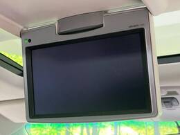 【12.8型フリップダウン】大画面モニターで後席でもエンタメをお楽しみいただけます。家族や友人とお出かけする機会が多い方に大人気です♪