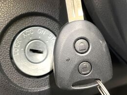 【キーレス】少し離れた場所からでもボタン一つでドアの開錠・施錠ができるのでとっても便利！ドアの鍵穴周りに傷をつけることもありません♪