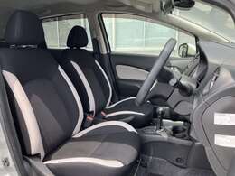 運転席です。疲れにくい形状と使いやすいレイアウト。シート高さも調整できるので快適なドライブ可能です。